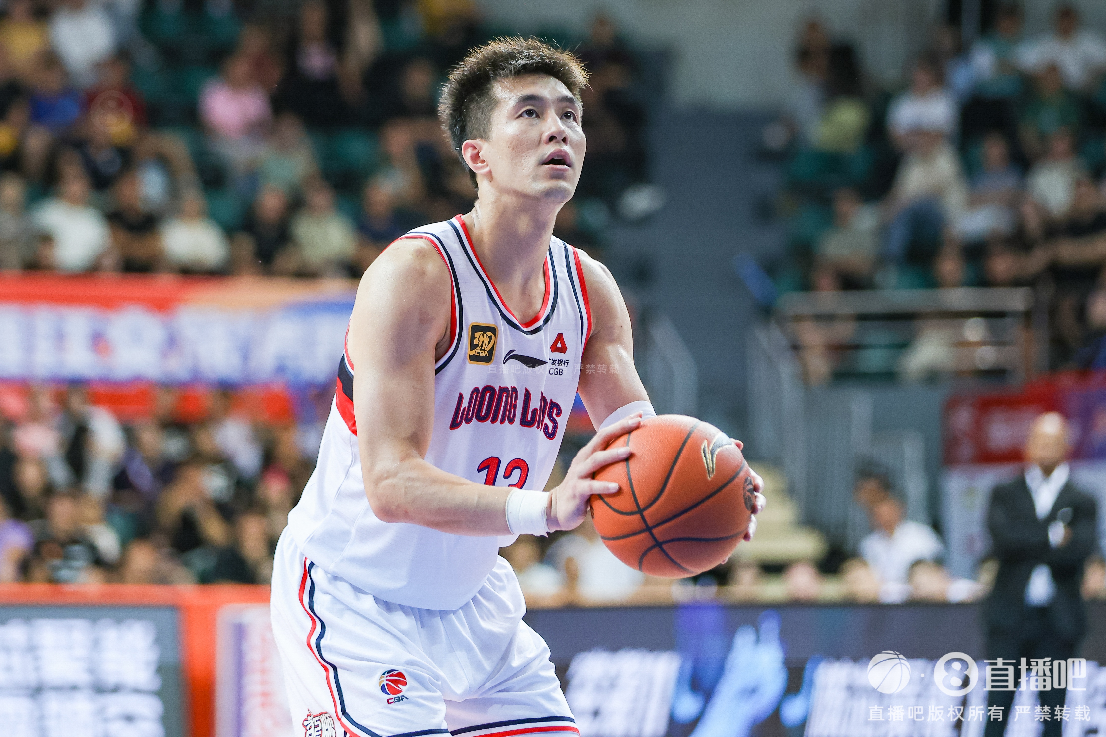 bob半岛体育官网-进攻端还是有两把刷子！郭艾伦半场7分钟连续秀操作 拿到7分2板