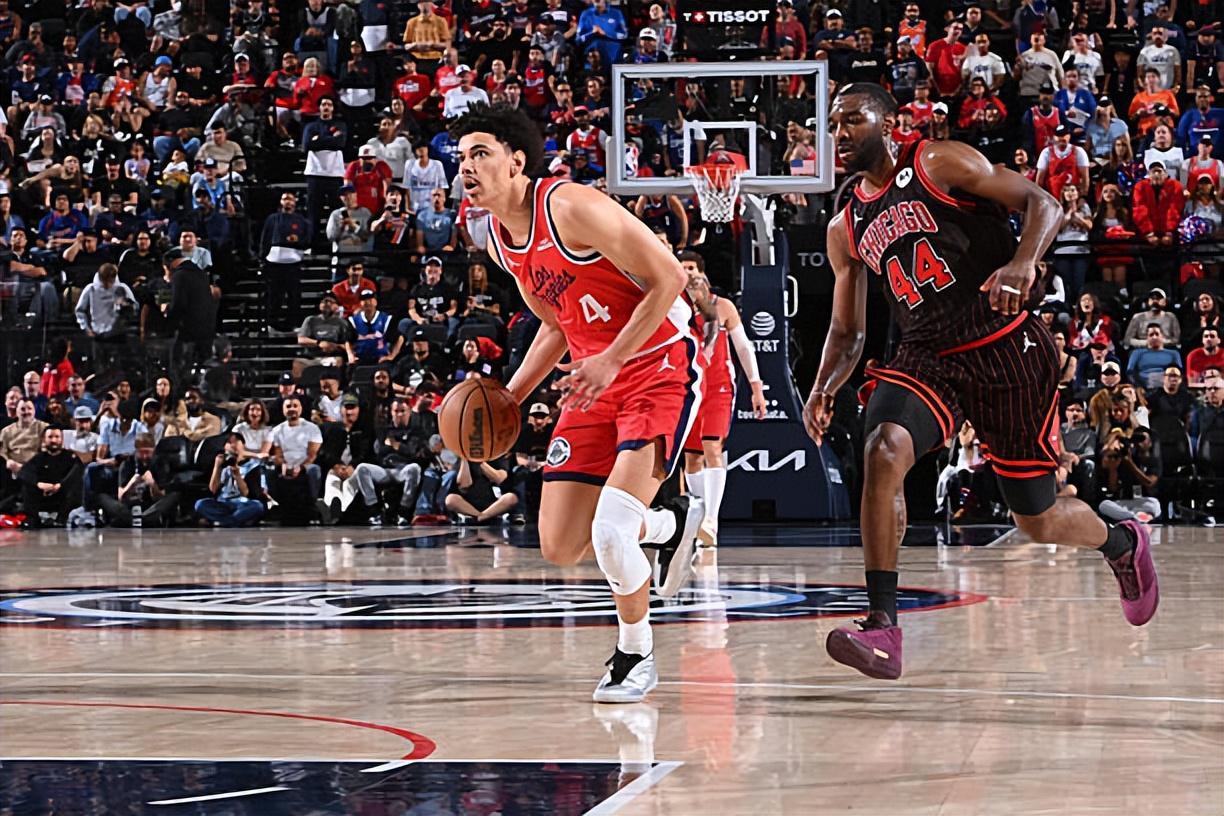 bob半岛体育-先发出场打出优质3D的表现，快船理应让侧翼新星留在轮换阵容中？