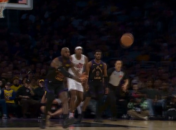 攻防发力！湖人抢断哈登 詹姆斯端球长传助拉拉维亚反击暴扣